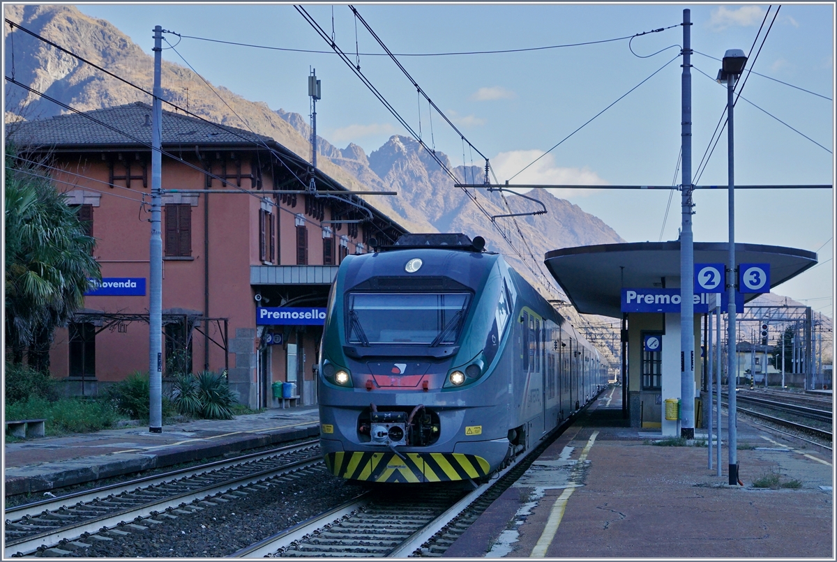 Bereits ab 13:30 lag das Ossola Tal bei Premosselo im Schatten, so dass der einfahrende Trenitalia Regionalzug bestehend aus zwei Trenord ETR 425 nur unter diesen ungünstigen Lichtverhältnissen aufgenommen werden konnte.
4. Dez. 2018
