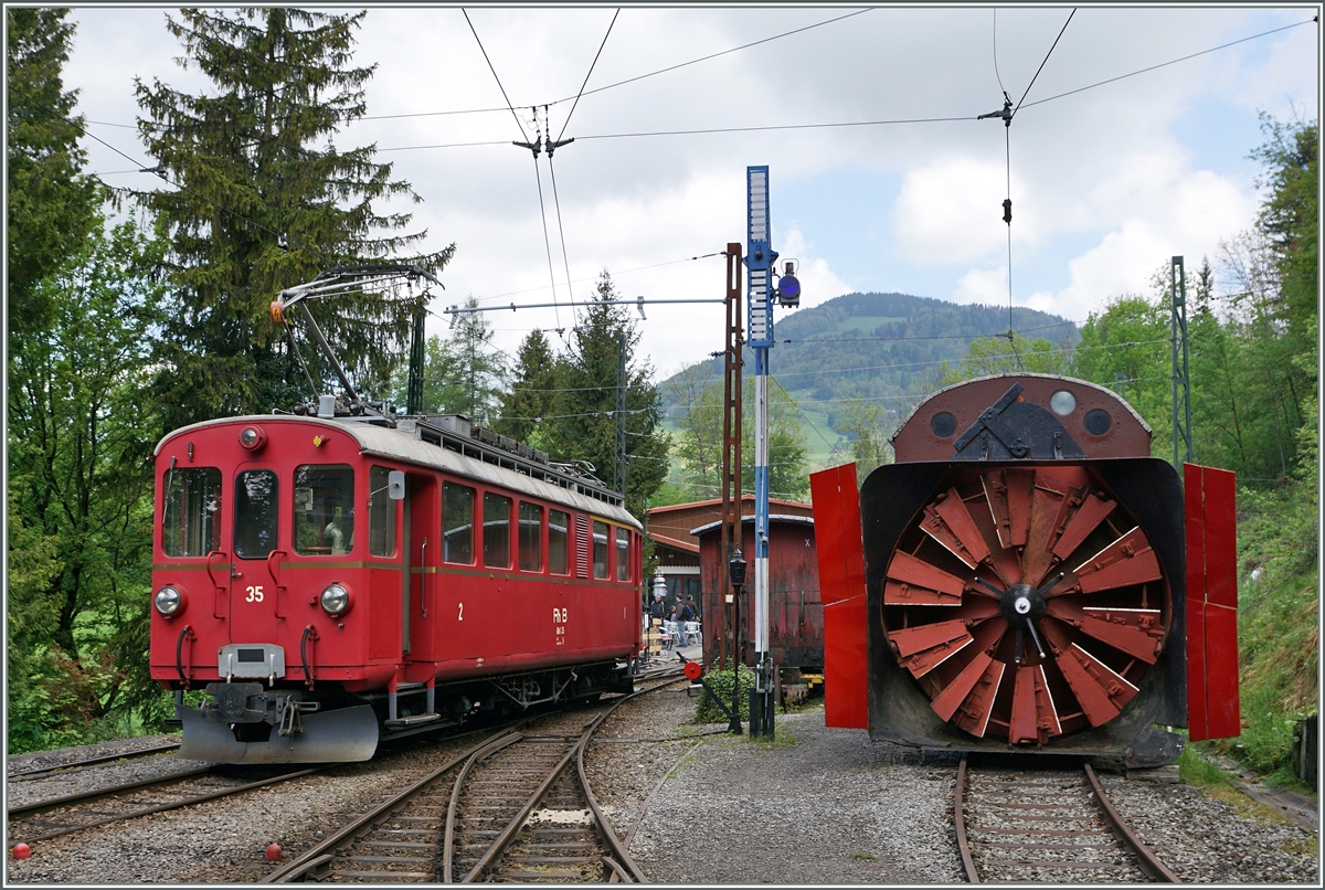 Bernina-Bahn Ambiente in Chaulin mit der RhB Dampfschneeschleuder und dem RhB ABe 4/4 N° 35.
15. Mai 2016