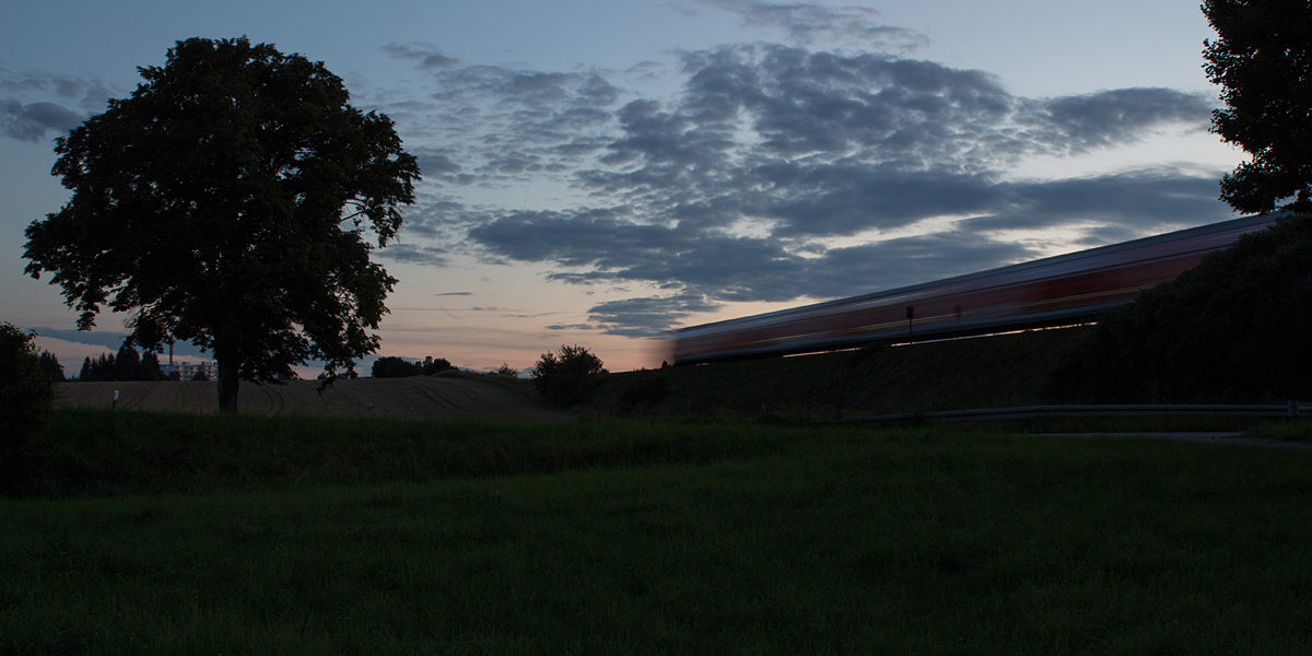 Bevor das Wetter wieder schlechter wird, habe ich mich entschieden, am Rande Markt Schwabens wiedermal einen Doppelstockzug am Abend zu fotografieren. Auf seinem Weg nach München konnte der Lokführer sicherlich den schönen Abendhimmel etwas genießen.
(24.08.14)