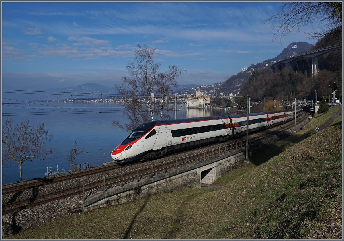 Bild 1: An einigen Winter-Samstagen kann man beim Château de Chillon in relativ kurzer Zeit zwei internationale Züge fotografieren : den ETR 610 (RABe 503) als EC 32 von Milano nach Genève (auf dem Bild zu sehen) und den Lyria TGV de Neige Paris - Brig. 11. Feb. 2017