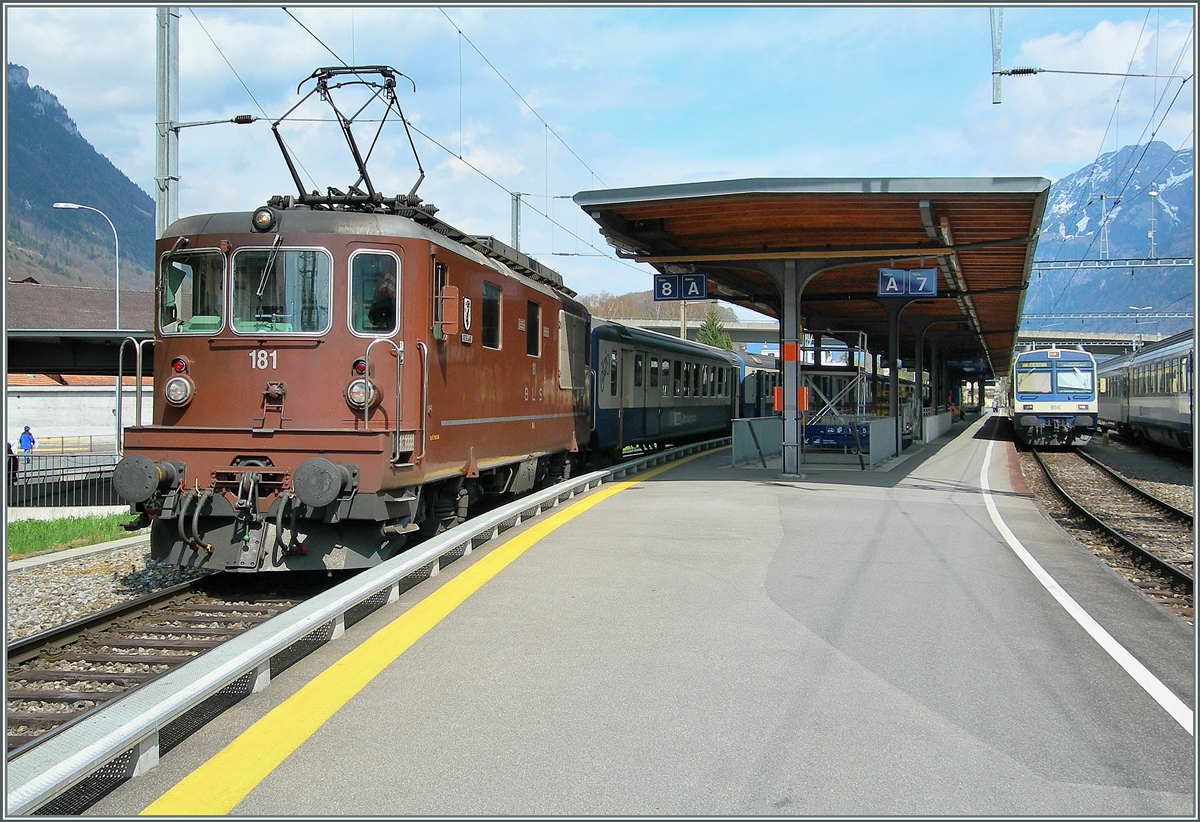 BLS Re 4/4 181 in Interlaken; im Hintergrund ein BLS bt in alter Farbgebung. 
23. April 2006 