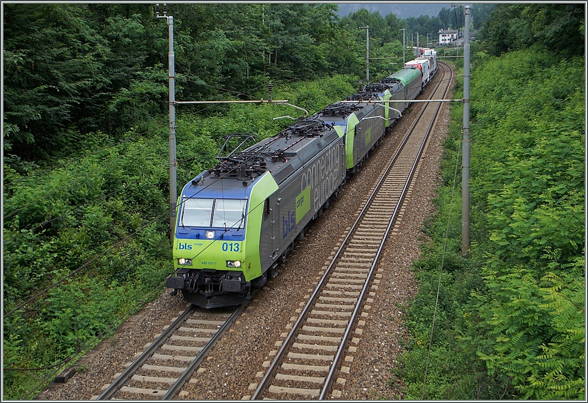 BLS Re 485 mit einer RoLa nach Domodossola (und weiter nach Novara) bei Varzo.
2. Juli 2014