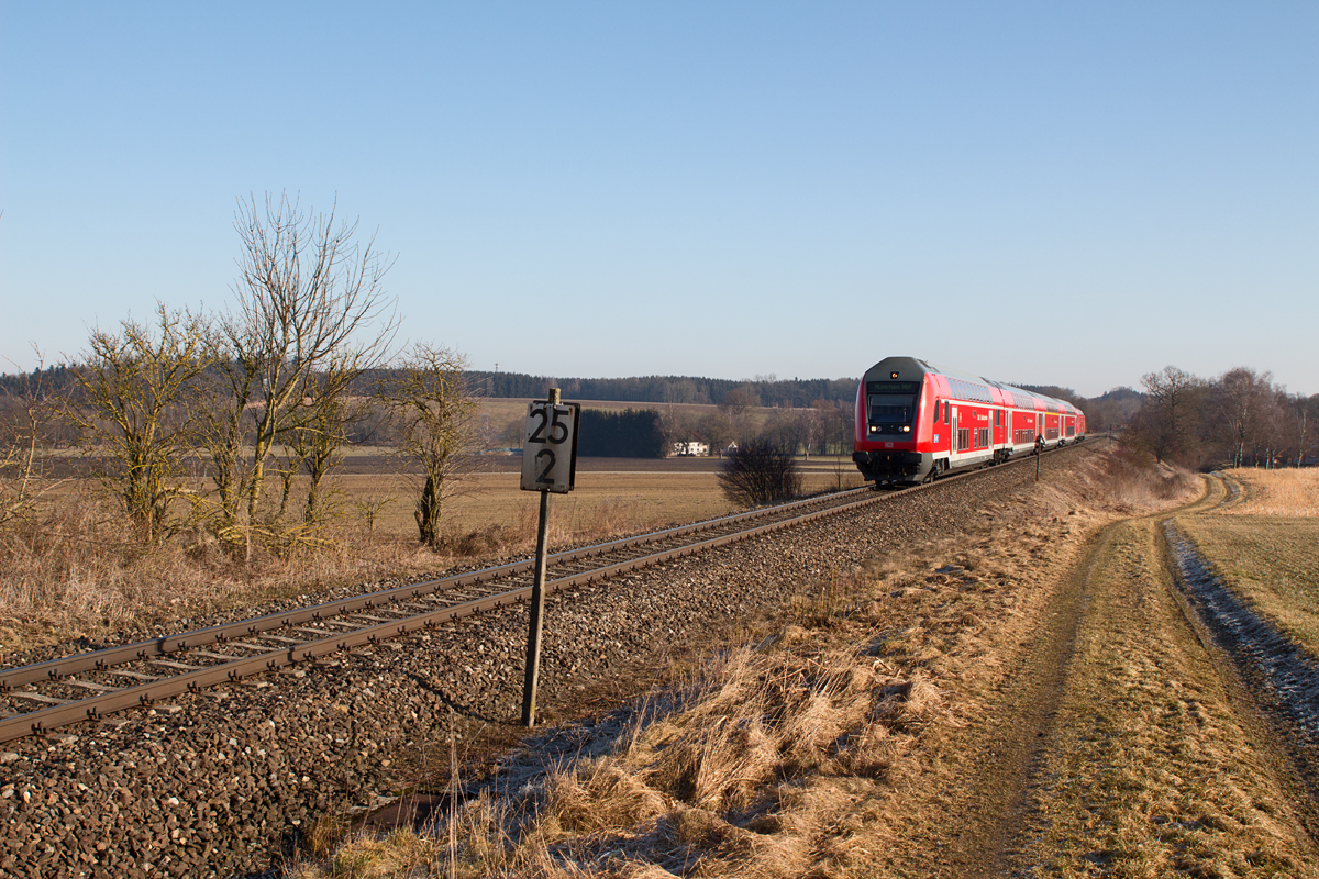 Da auf der KBS 940 zur Zeit am Sonntag Schienenersatzverkehr von Hörlkofen in Richtung Mühldorf besteht, pendeln zwei Doppelstockzüge zwischen erstgenanntem Ort und München Hbf. Ein solcher Zug zur bayrischen Landeshauptstadt wurde bei Unterschwillach am 19.02.17 fotografiert.