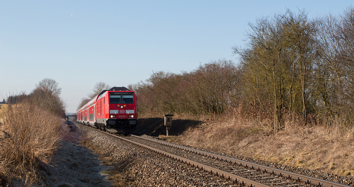 Da auf der KBS 940 zur Zeit am Sonntag Schienenersatzverkehr von Hörlkofen in Richtung Mühldorf besteht, pendeln zwei Doppelstockzüge zwischen erstgenanntem Ort und München Hbf. Ein solcher Zug nach Hörlkofen wurde bei Unterschwillach am 19.02.17 mit der 245 012-0 fotografiert.