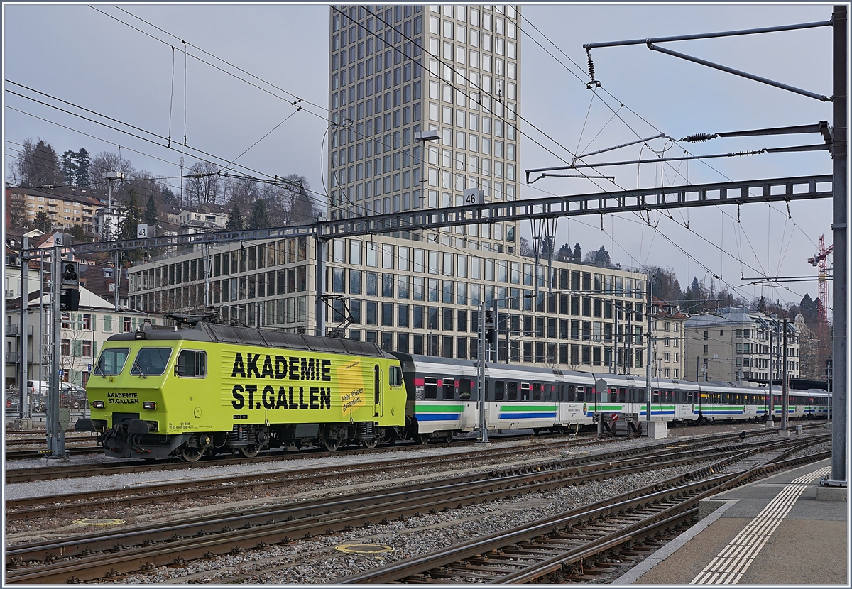 Da die Strecke des Voralpenexpress (VAE) strake Steigungen aufweist, verkehren die Züge mit jeweils zwei Triebfahrzeugen (Lok oder Triebwagen) hier schiebt die SOB Re 446 0185 (UIC 91 85 4 446 018-40 CH-SOB) nach und erreicht St. Gallen. Nach der kurzen Wende wir die Lok für die Rückfahrt nach Luzern die Spitzenlok sein.
17. März 2018