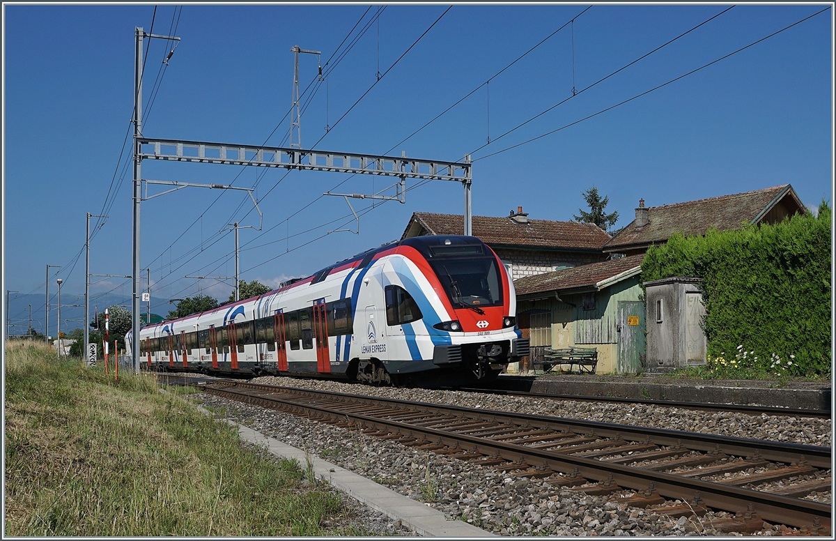DAmit auch der Zug zur Gänze zu sehen sit: Der SBB LEX RABe 522 229 nach Genève bei Bourdigny. 

19. Juli 2021