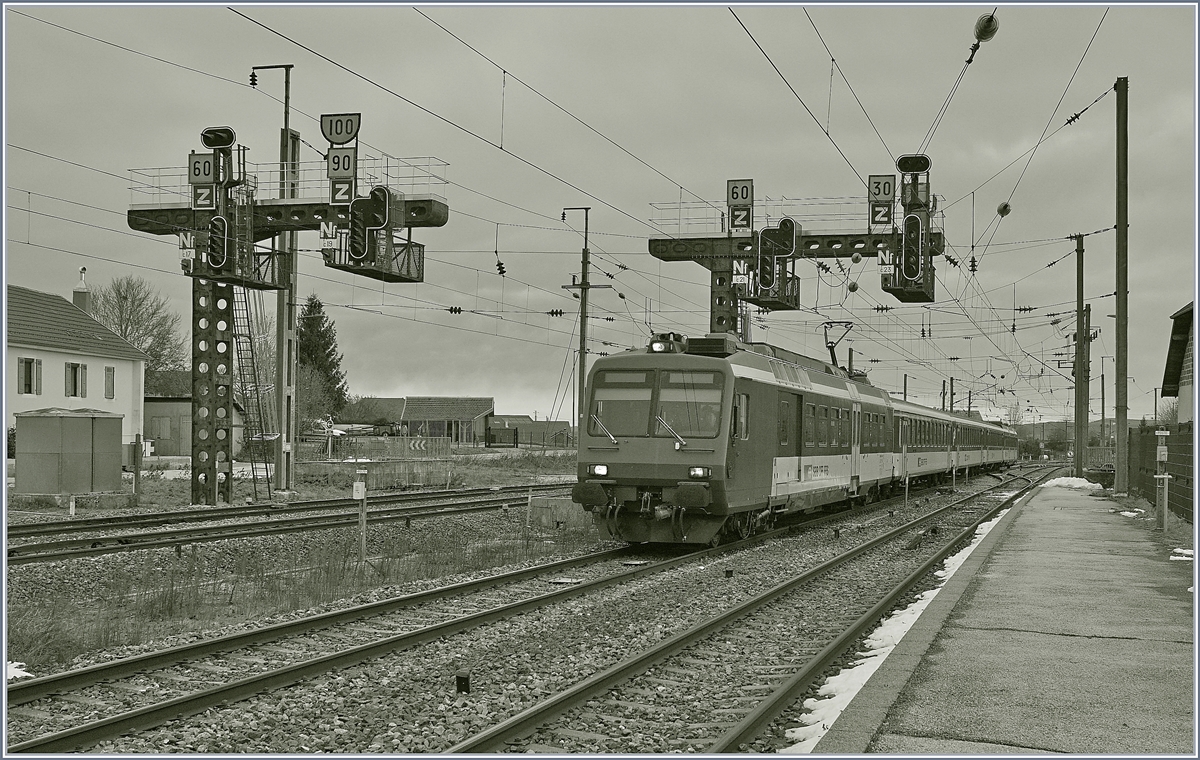 Das Bild zeigt einen in Frasne eintreffenden SBB NPZ TGV Anschlusszug RBDe 562; dies stimmt soweit auch, nur dass der Zug schon vor einigen Minuten in Frasne ankam und nun für die Rückfahrt manövriert wird.

23. Nov. 2019