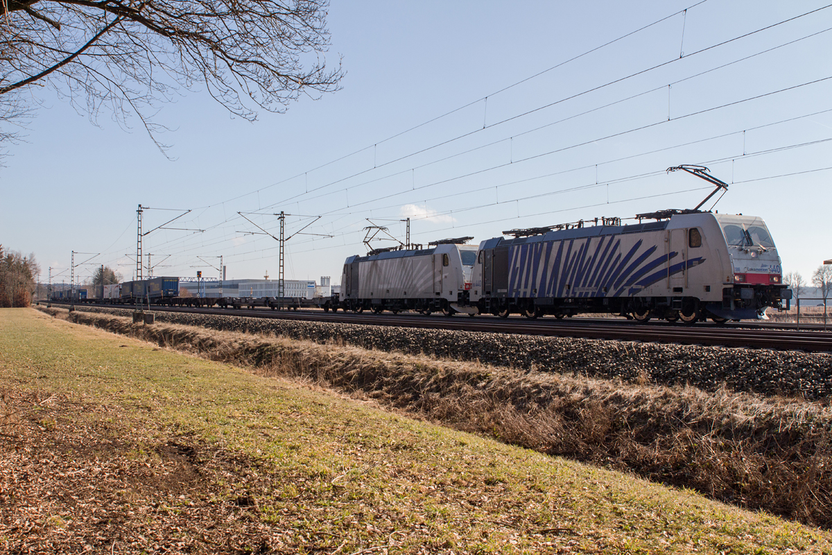 Das Lokomotion-Pärchen 186 440-4 und 443-8 wartete mit einem KLV-Zug am Mittag des 19.02.17 zwischen Eglharting und Zorneding auf seine Weiterfahrt.
