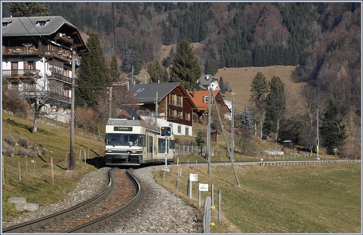 Das seit Jahren vertraute Bild der GTW Be 2/6 im Regionalverkehr der Riviera gehört bald der Vergangenheit an. Die ersten Züge sind schon an die BTI abgegeben worden. Bei Les Avants, den 28. Dez. 2016