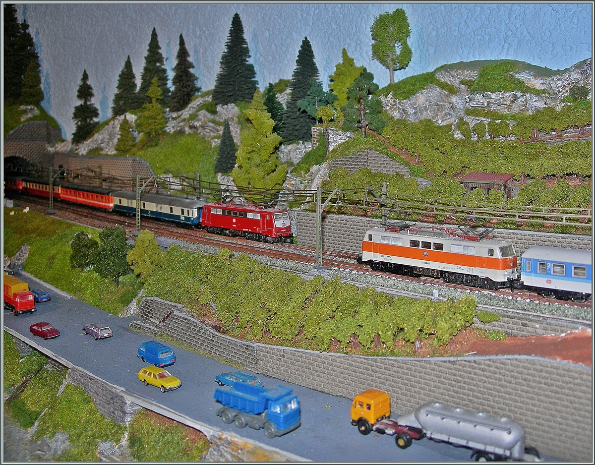 DB 111 im  Fernverkehr  auf meiner Z-Bahn Anlage.
4. Mai 2013