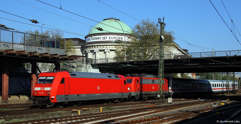 DB Fernverkehr 101 032-1 zog am sonnigen 7.5.16 den PbZ 2453, welcher aus 115 261-0 und 3 IC-Wagen bestand, durch den Hamburger Hbf.