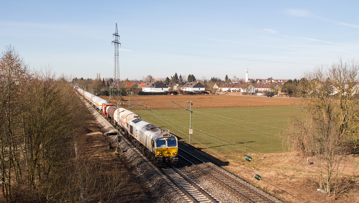 Der 52743, ein gemischter Güterzug von München-Nord nach Mühldorf, bespannt mit 247 051-6 - hier mit Ortsblick auf Heimstetten - wurde am 8. März 2015 abgelichtet.
