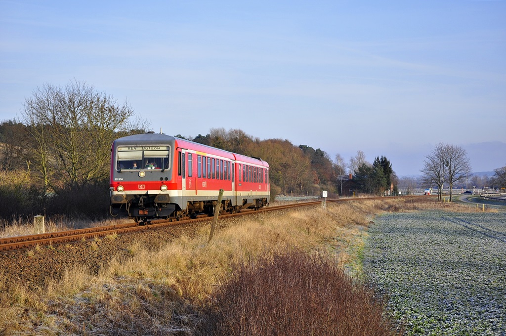 Der 628 654 ist als RE 13210 unterwegs nach Bützow.Hier geknipst am 27.12.2014 zwischen Malchin und Remplin.