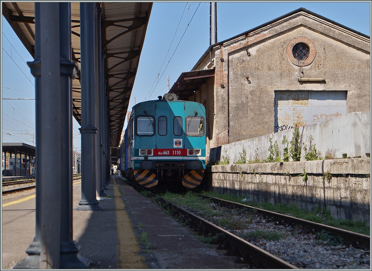 Der Aln 663 1110 wartet in Luca etwas versteckt auf die Reisenden und die Abfahrt Richtung Aula. 
20. April 2015