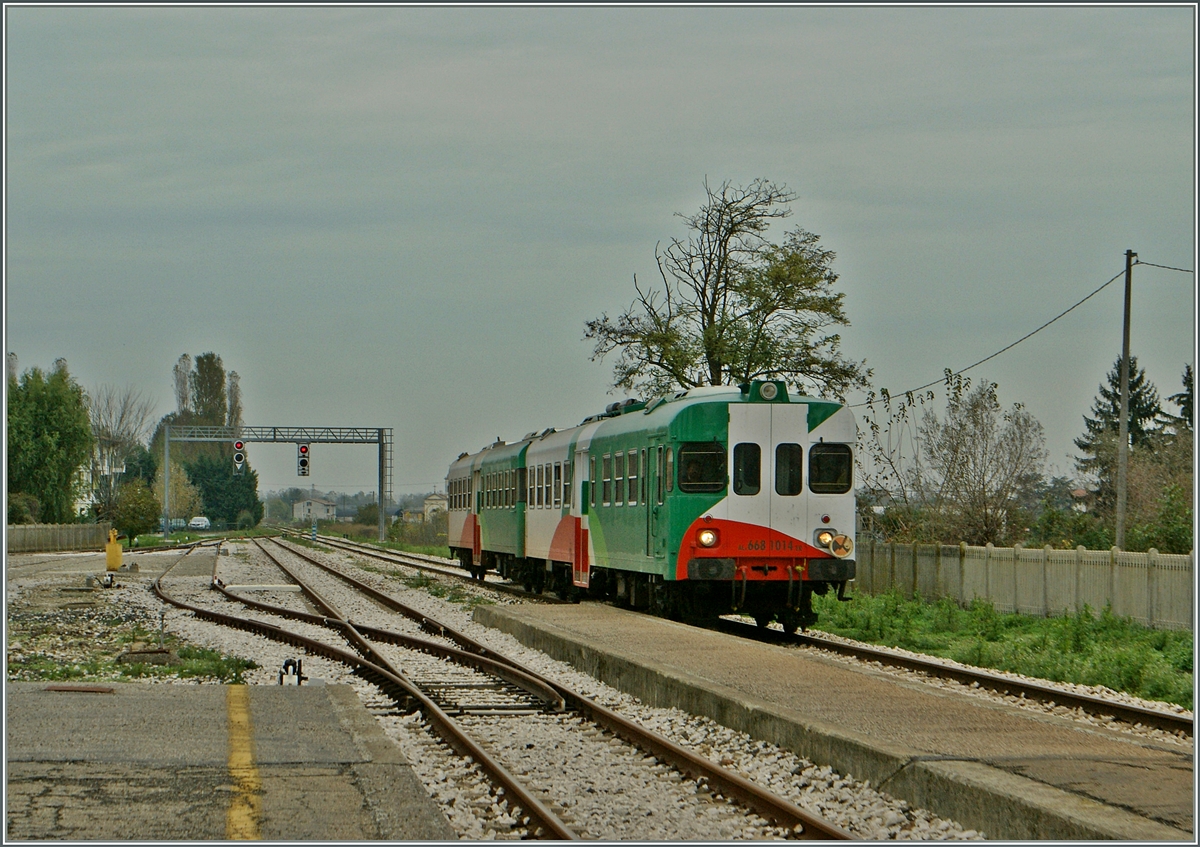 Der Aln 668 1014 der FER erreicht Brescello Viadana, dessen Gleisanlage trotz wohl kaum mehr stattfindendem Gterverkehr sich noch recht grosszgig und sehr gepflegt zeigt.
14. Nov. 2013 
