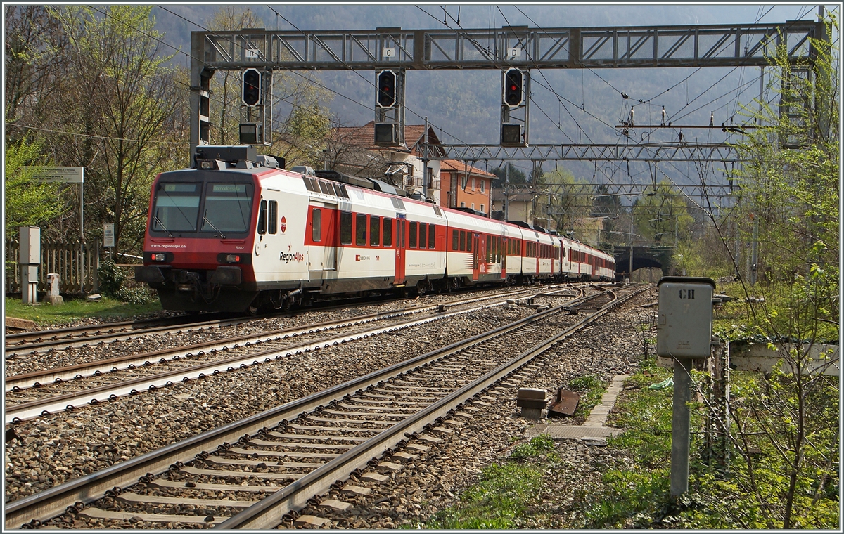 Der aus zwei  Walliser  Domino bestehende Regionalzug Brig - Domodossola verlässt Varzo Richtung Süden.
11. April 2015