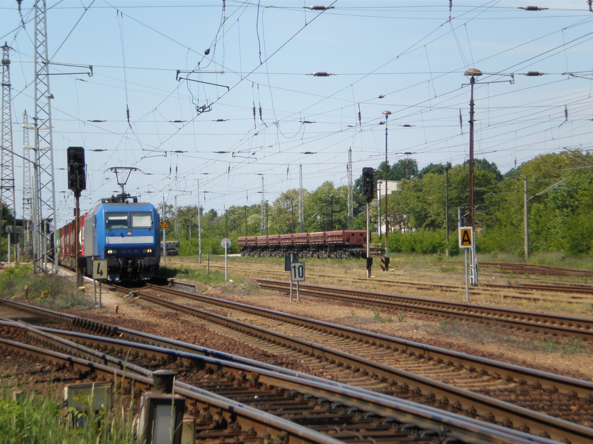 Der Bahnhof Elsterwerda-Biehla am 19.05.2012, mit 145 522 und Containerzug, sowie einigen abgestellten, slovakischen Ua-Wagen.