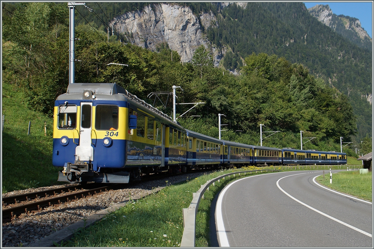 Der BOB Regionalzug 247 hat Zweilütschinen verlassen und fährt nun weiter Richtung Grindelwald. (Variante mit mehr Zug).
7. August 2015