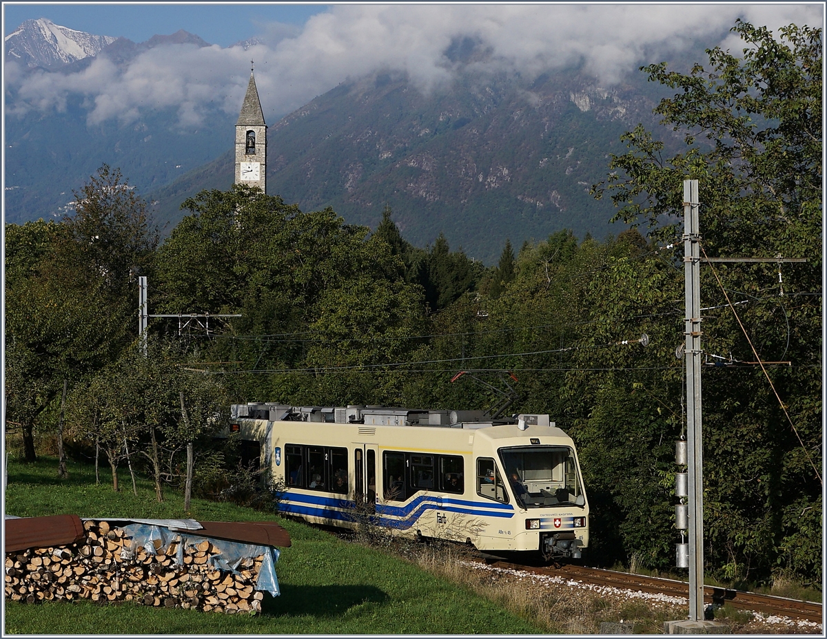 Der Centovalli Express CEX 43 kurz nach Trontano auf der Fahrt nach Locarno.
7. Okt. 2016