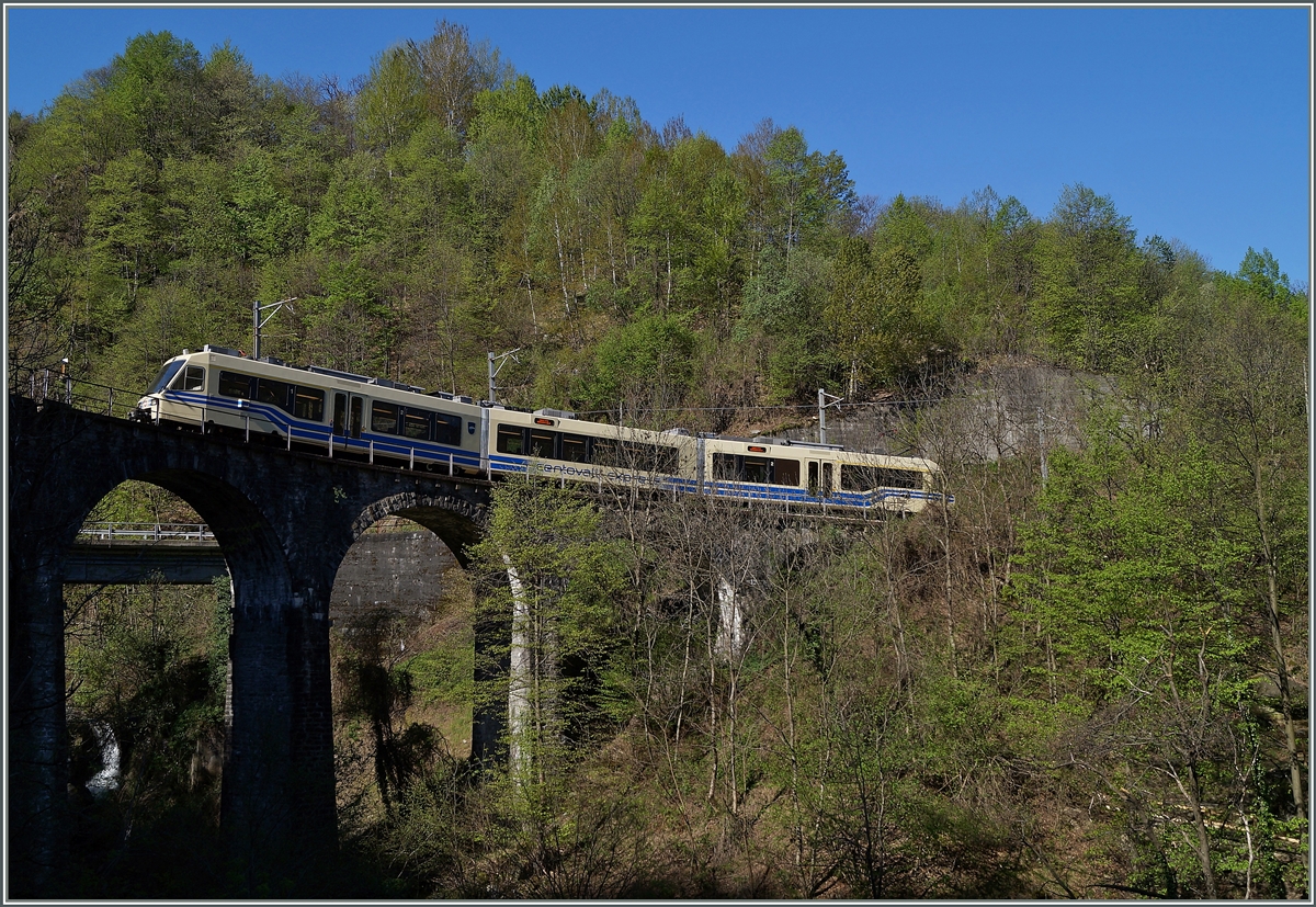 Der CEX (Centovalli-Express) 34 auf dem Rio Graglia Viadukt bei Trontano.
15. Apirl 2014
