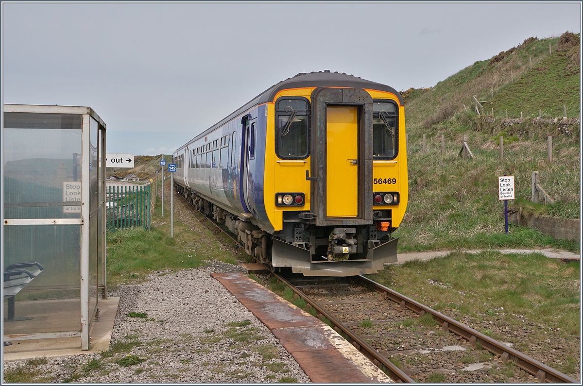 Der Dieseltriebwagen 156 469, unterwegs auf der Cumbrian Coast Railway, erreicht die kleine Haltestelle Nethertown.

27. April 2018