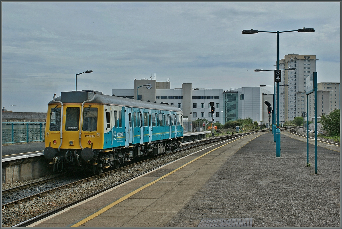 Der eher selten zu sehende Class 121 (hier der Arriva 121 032) im Planverkehr zwischen Cardiff Queen Street und Cardiff Bay. 
28. April 2010