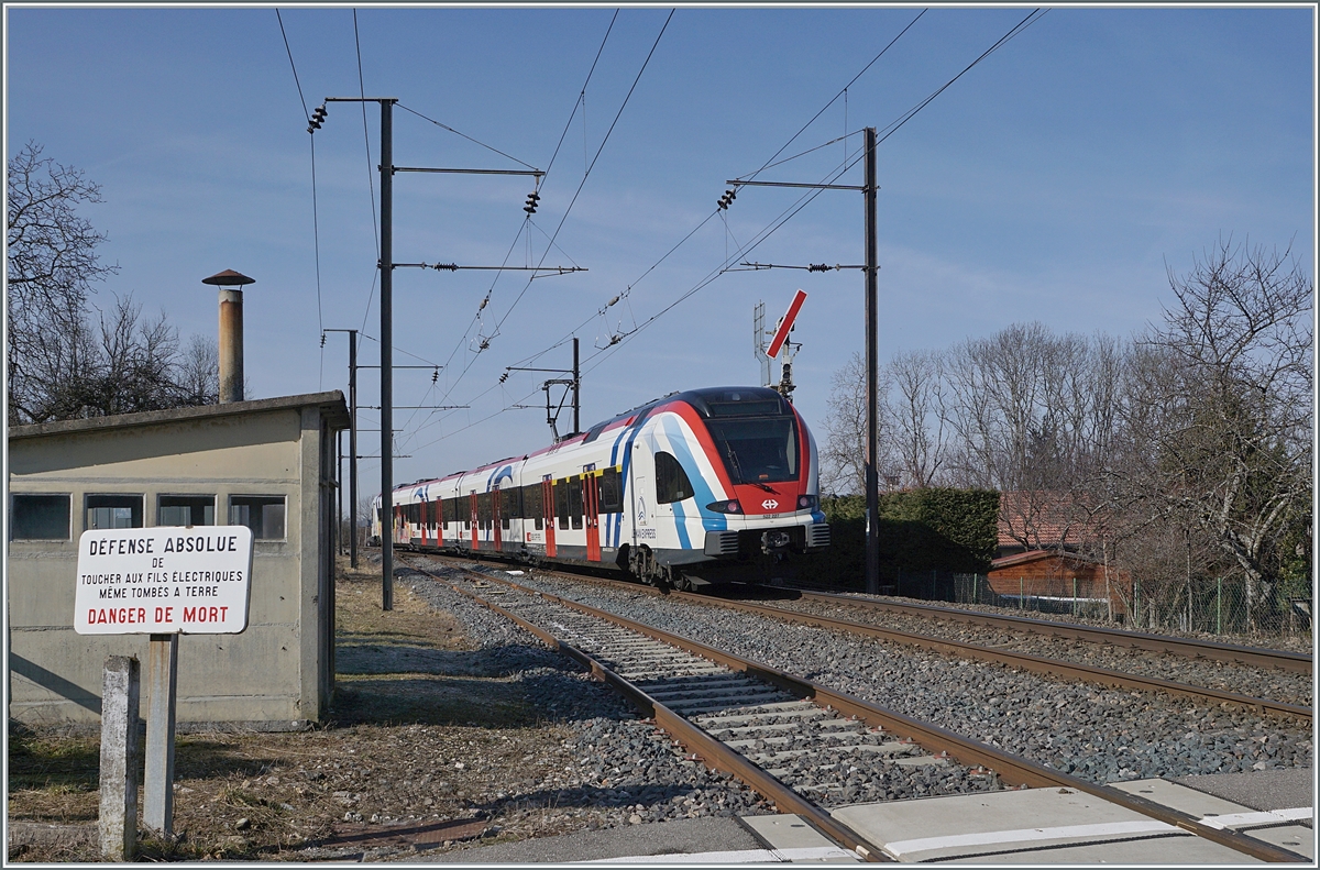 Der etwas verkleckerte SBB LEX RABe 522 227 ist als SL2 auf dem Weg nach Annecy in St-Laurent eingetroffen, bez. durchgefahren, und zeigt sich nun beim Ausfahr Signal. Auch hier sind die Fahrleitungsmasten aus der Anfangszeit des 50 Hertz Betriebs zu sehen, welcher auf dieser Strecke getestet wurde und der vorgängig im Schwarzwald seinen Anfang nahm. 12. Februar 2022