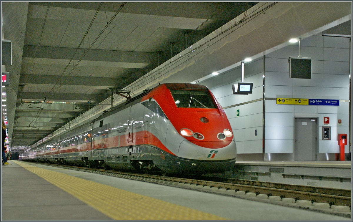 Der Frecciarossa 9563 von Torino nach Salerno im krzlich erffneten Bahnhofsbereich von Bologna Centrale AV (Alto Velocit), welcher die vier Bahnsteiggleise 16 - 19 fr den Schnellverkehr umfasst.
16. Nov. 2013  