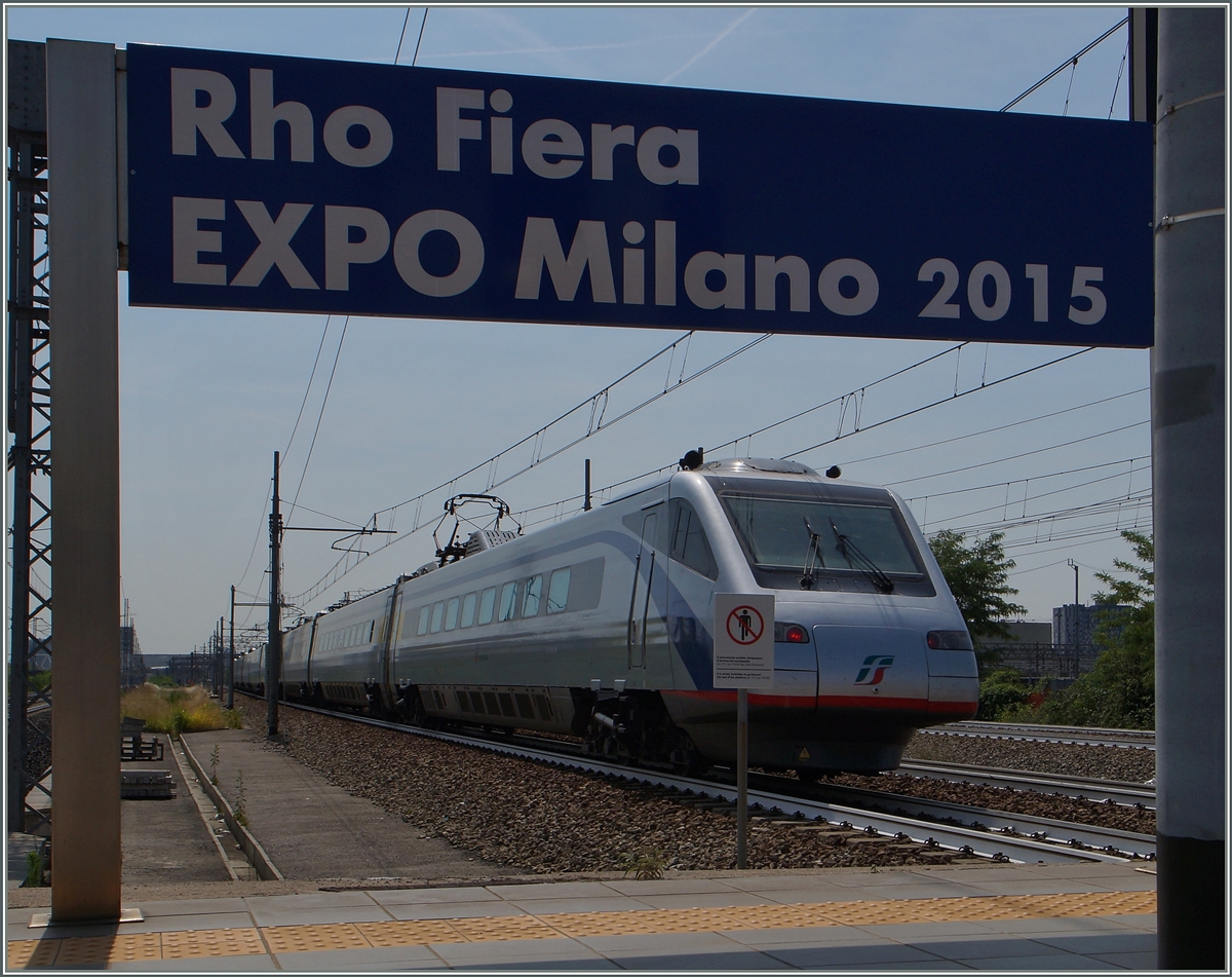 Der FS ETR 470, als Extrazug für die Expo von Zürich nach Rho Fiera EXPO Milano 2015 gefahren, fährt nun als Leermaterialzug Richtung Milano zu den Abstllgleisen.
22. Juni 2015