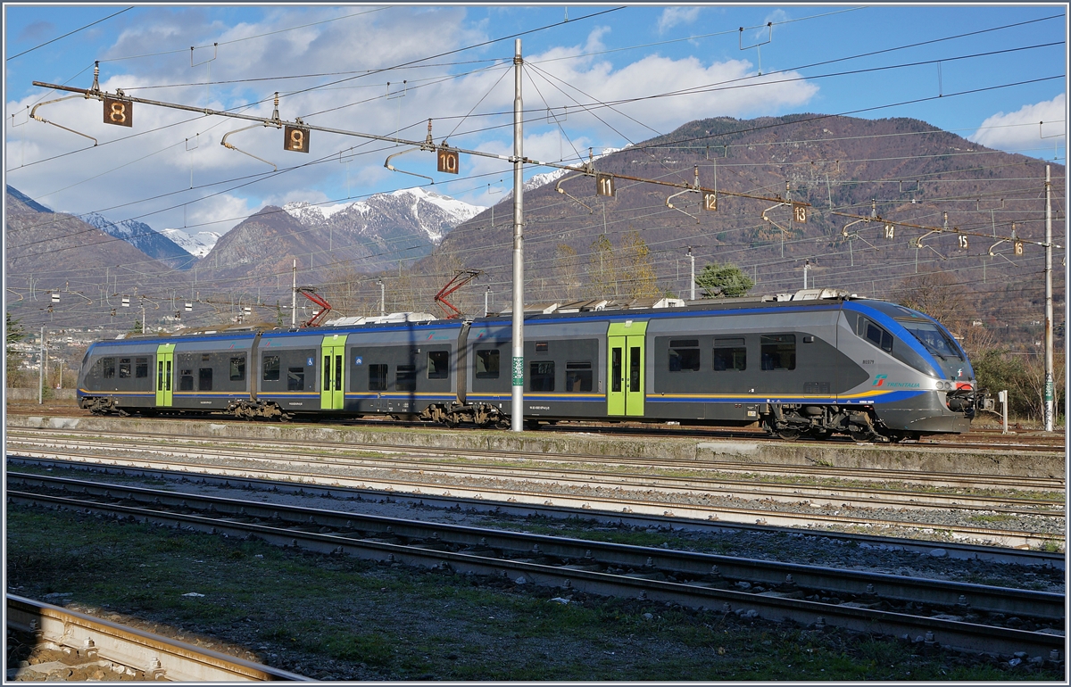 Der FS Trenitalia Ale 502 ME  Minutetto  (UIC 94 83 4502 079-9 I-TI) in Domodossola. 
4. Dez. 2018