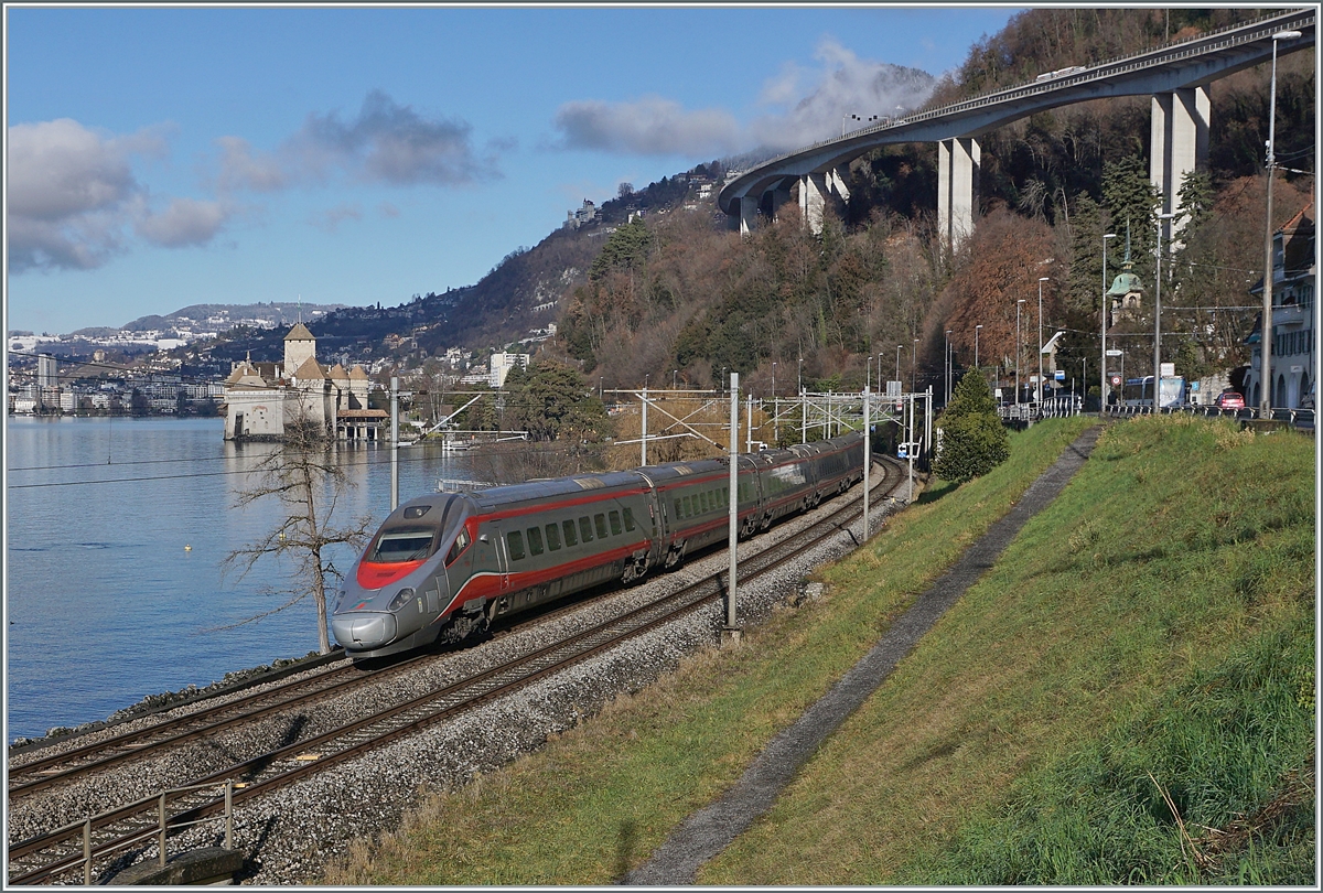Der FS Trenitalia FS ETR 610 012 ist als EC 32 von Milano nach Genève unterwegs und passiert kurz nach Villeneuve das Château de Chillon. Diese Leistung wurde bis zum Fahrplanwechsel von einem SBB ETR 610 /RABe 503 gefahren. 

10. Januar 2022