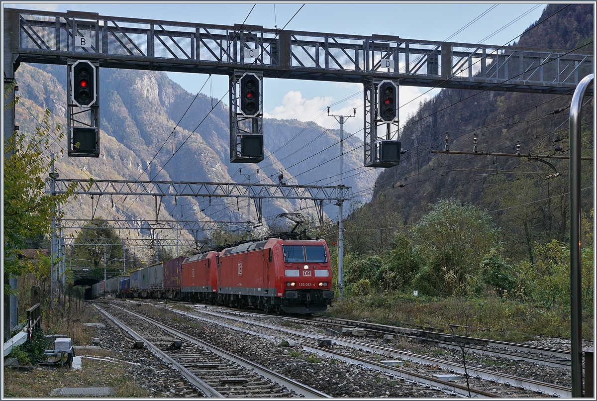 Der Gegenzug: Zwei DB 185 mit einem langen Güterzug auf dem Fahrt Richtung Norden bei der Durchfahrt in Varzo.
27. Okt. 2017