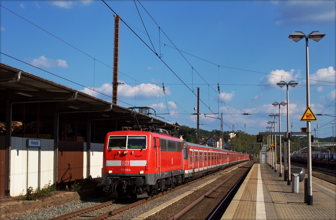 Der Grund des heutigen Kurzbesuchs in Kreuztal: 111 094 mit vier 420er zur  Abstellung  auf der Reise nach Hamm (31.07.14)