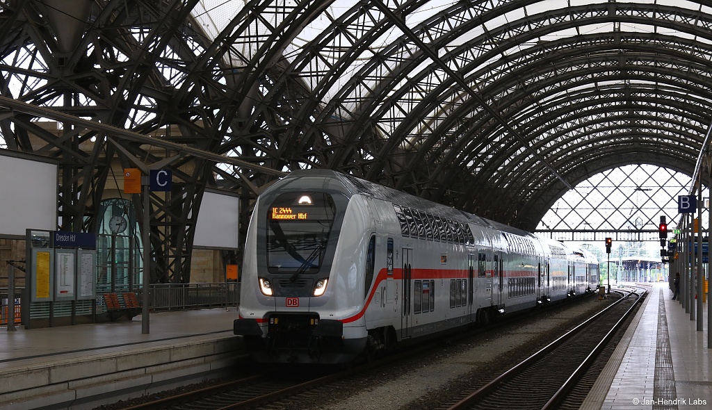 Der IC 2444 nach Hannover Hbf. stand am 04.06.17 im Dresdner Hbf. zur Abfahrt bereit.