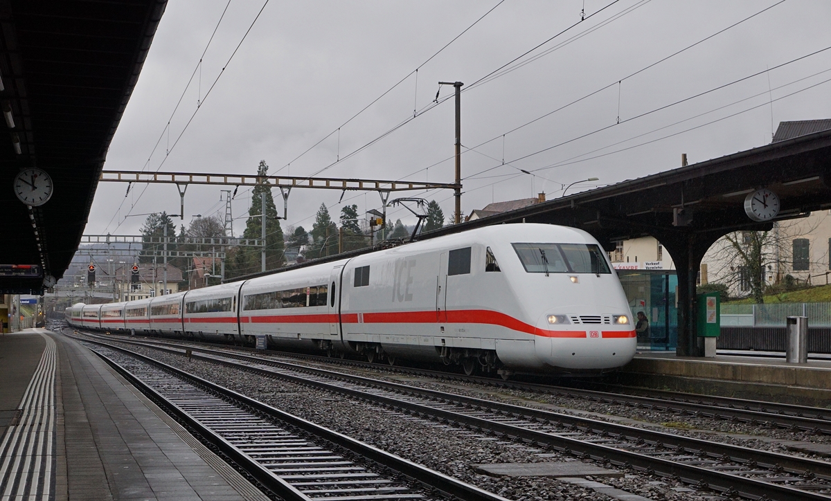 Der ICE 278 von Interlaken Ost nach Berlin Ostbahnhof erreicht Liestal, wo der Zug fahrplanmässig hält.
5. März 2016 