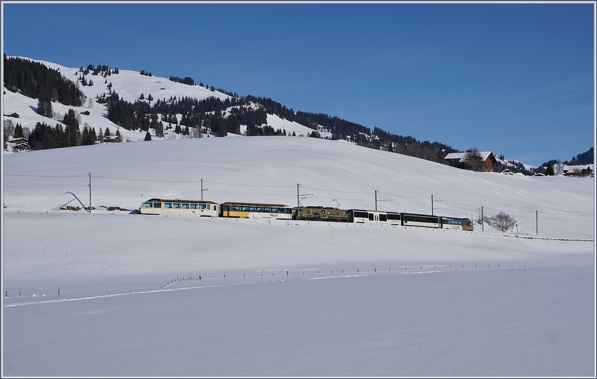 Der IR 2118 GoldenPass MOB Panoramic von Montreux nach Zweisimmen wird in Kürze Schönried erreichen.
6. Feb. 2019