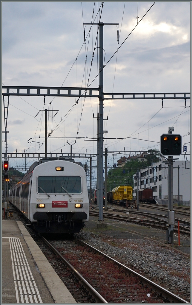 Der  Kambly  Zug erreicht Neuchatel. In der Regel verkehrt dieser Zug vorwiegend im Emmental (wo die Bisquitts-Fabrik Kambly liegt).
14. Mai 2016