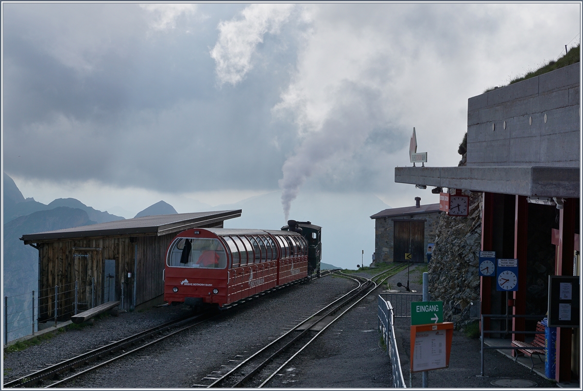 Der letzte Zug des Tages verlässt das Rothorn. 
7. Juli 2016