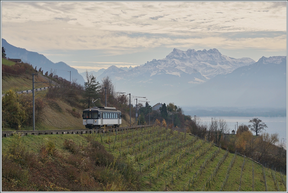 Der MOB Be 4/4 1006 (ex Bipperlisi) ist als Regionalzug 2330 auf der Fahrt von Montreux nach Fontanivent und erreicht bald den Halt Planchamp.

23. Nov. 2020
