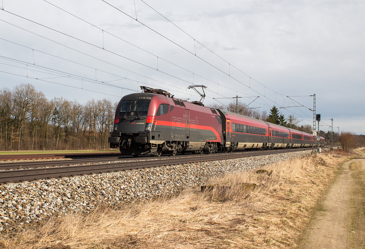 Der Railjet nach München, bespannt mit 1116 205-4, wurde am 05.03.17 bei Eglharting fotografiert.
