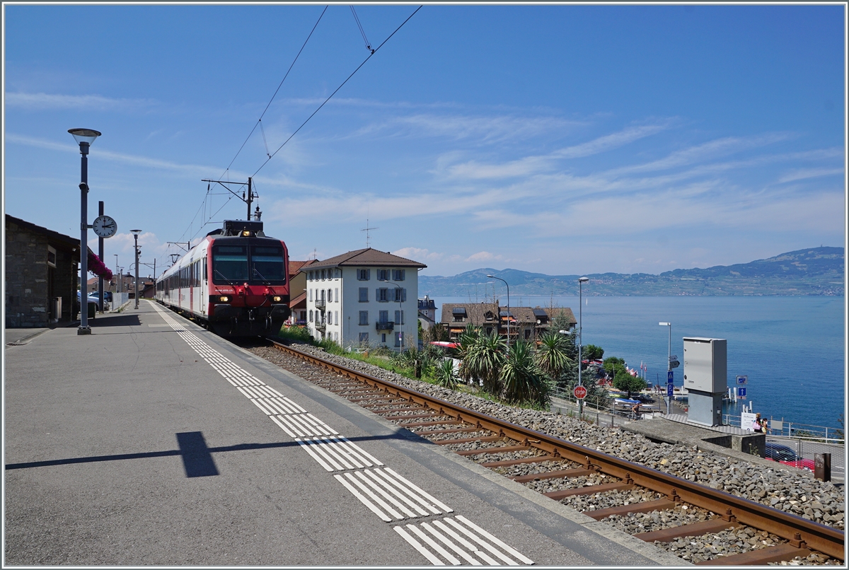 Der Regionalzug 6125 bestehend aus dem ABt (ABt NPZ DO 50 85 39-43 804-6 CH-SBB), dem B (B NPZ DO 50 85 29-43 140-7 CH-SBB) und dem RBDe 560 221-4 (RBDe 560 DO 94 85 7 560 221-4 CH-SBB) wartet auf die Abfahrtszeit für die Rückfahrt nach Brig. Üblicherweise sind hier Region Alps Domino Züge im Einsatz, somit stellt dieser SBB Domino eine erst auf den zweiten Blick erkennbare  Abwechslung  dar. 

22. Juli 2022