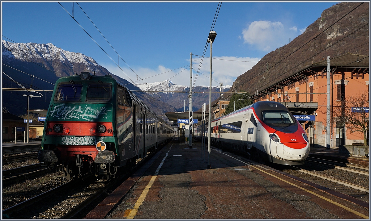 Der Regionalzug nach Domodossola wartet in Premosello Chiavendo die Durchfahrt des SBB EC nach Genève ab.
4. Dez. 2018