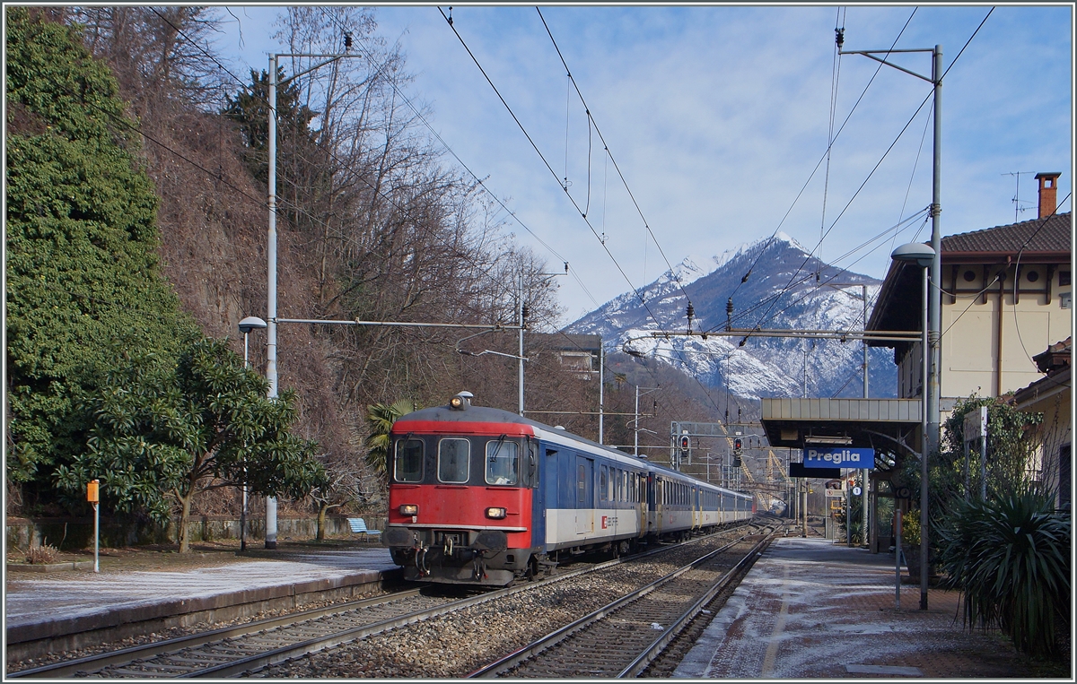 Der SBB IR 3317 von Brig nach Domodossola bei der Durchfahrt in Preglia.
27. Jan. 2015