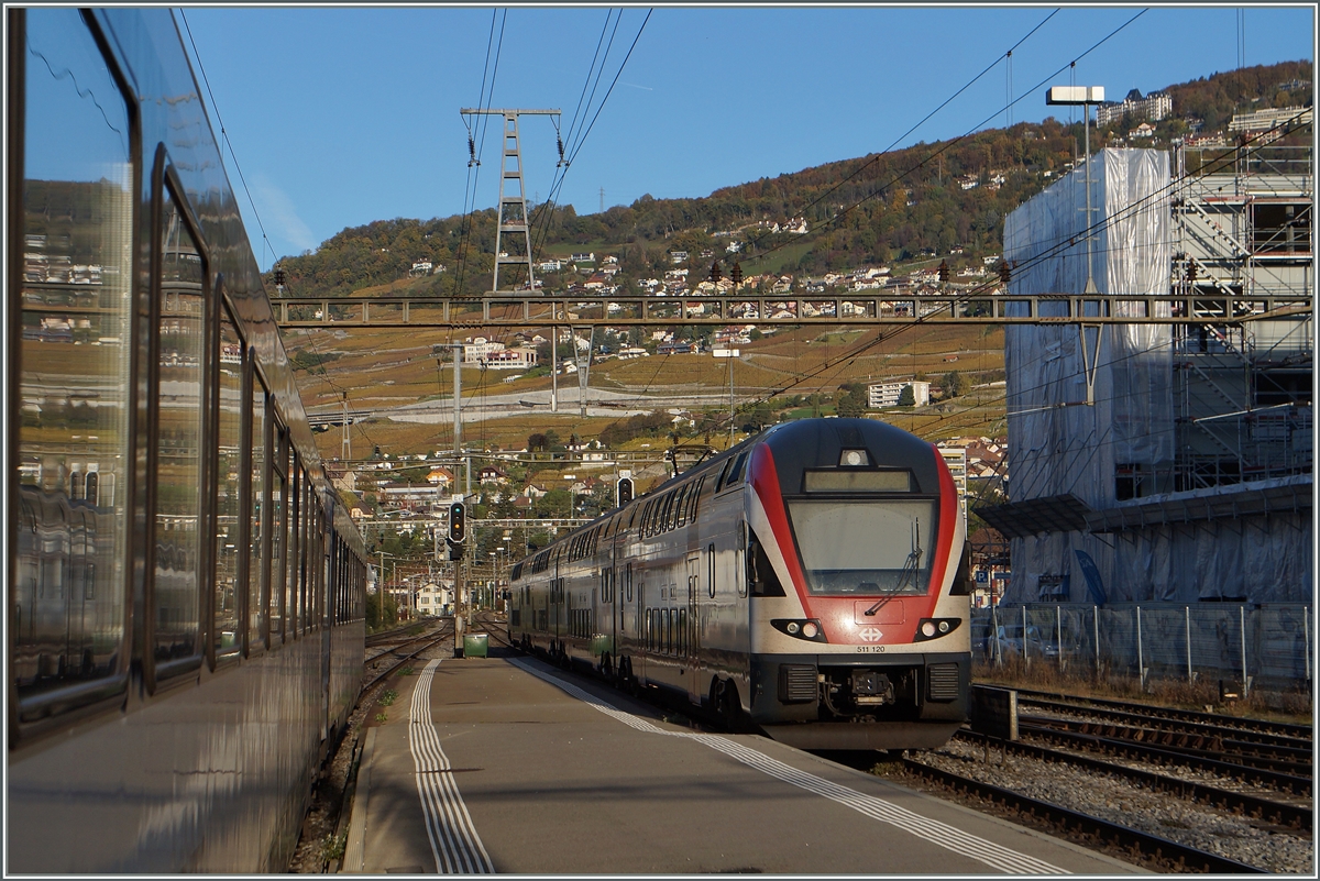 Der SBB RABe 511 120 startet in Vevey zu seiner Fahrt nach Genève. 
2. Nov. 2014