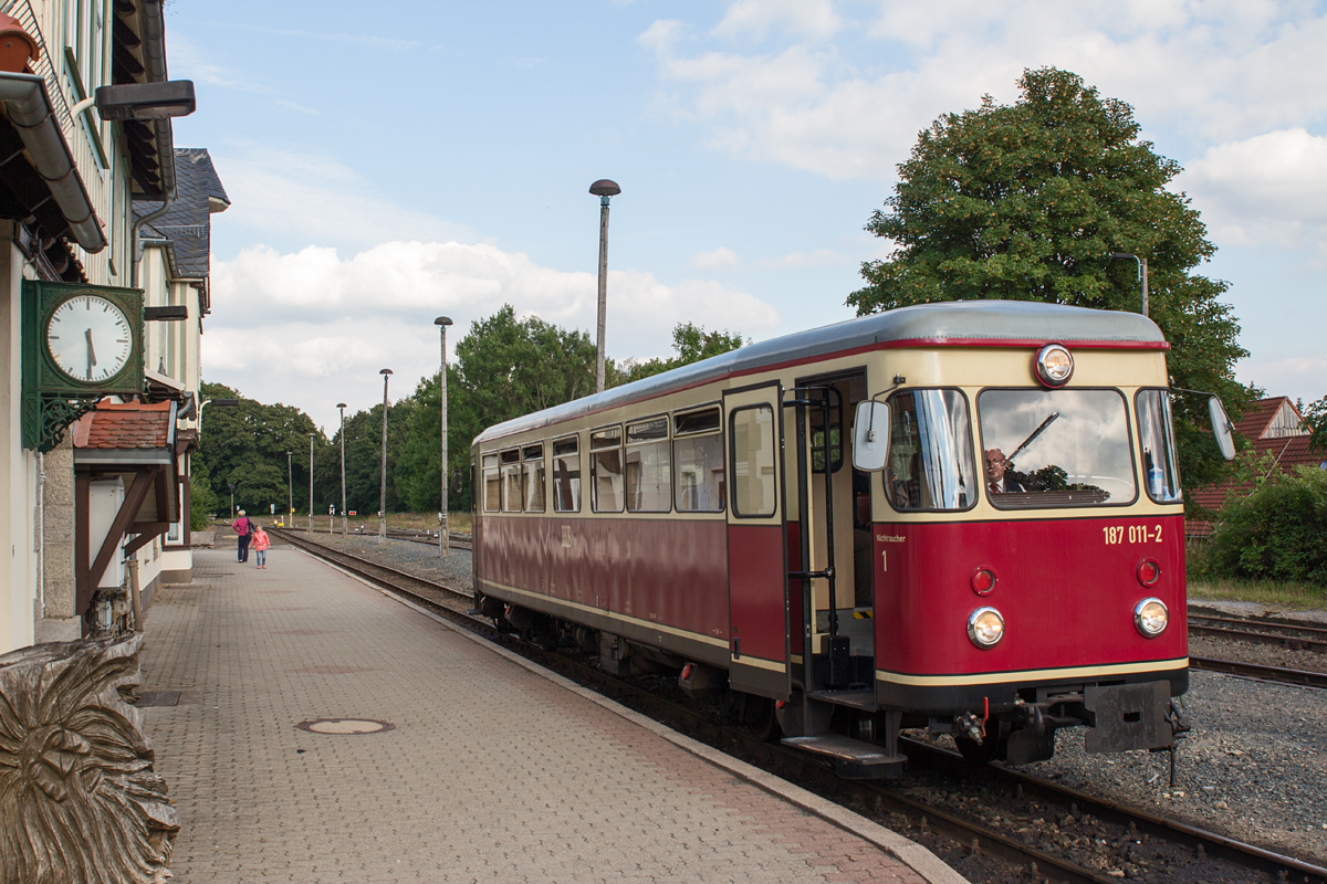 Der Schmalspur-Triebwagen, der vorher in einem Zug von Wernigerode zum Brocken mitgeführt wurde, ist im Bahnhof Drei Annen Hohne entkuppelt worden und fuhr dann weiter nach Eisfelder Talmühle. Im Bahnhof Elend wurde er fotografiert. (16.08.16)