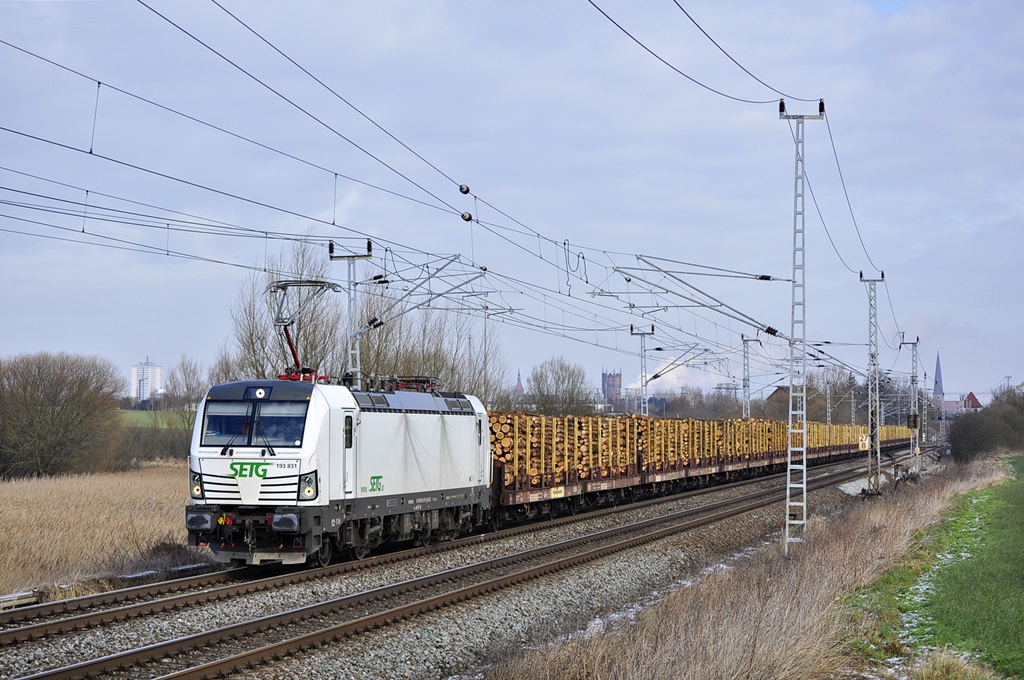 Der SETG-Vectron 193 831 bringt am 04.03.2015 einen Holzzug nach NIedergörne.Hier in Sildemow.