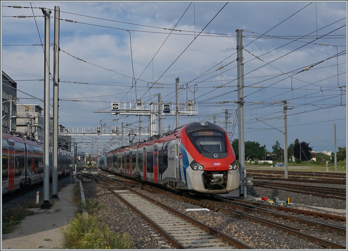 Der SNCF Z 31501 (Coradia Polyvalent régional tricourant) in der  Léman Express  Farbgebung und ein weiterer, in blauer Farbgebung, erreichen von Coppet kommend den Bahnhof von Annemasse.

28. Juni 2021