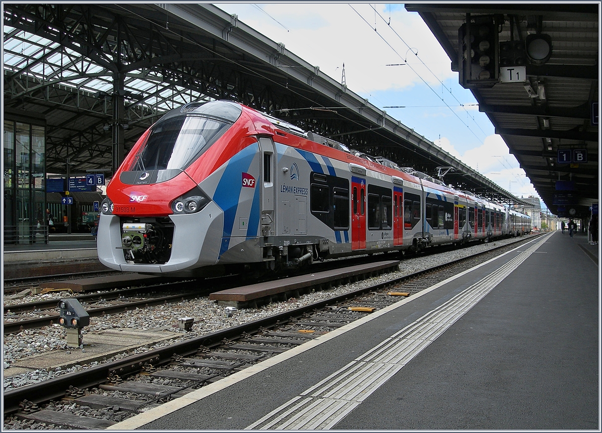 Der SNCF Z 31503 M (UIC 94 87 0031 503-9F-SNCF) Coradia Polyvalent régional tricourant zeigt sich in der gelungen LÉMAN EXPRESS Farbgebung bei Probefahrten mit dem Z 31501 in SNCF blaugrau in Lausanne. 29. April 2019  
