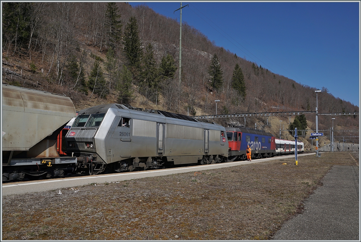 Der  Spaghetti -Zug der Gegenzug ist in Vallorbe angekommen und die abgebügelte SNCF Sybic BB 26061 wird von der SBB Re 6/6 11615 (Re 620 015-8) rangiert.

24. März 2022