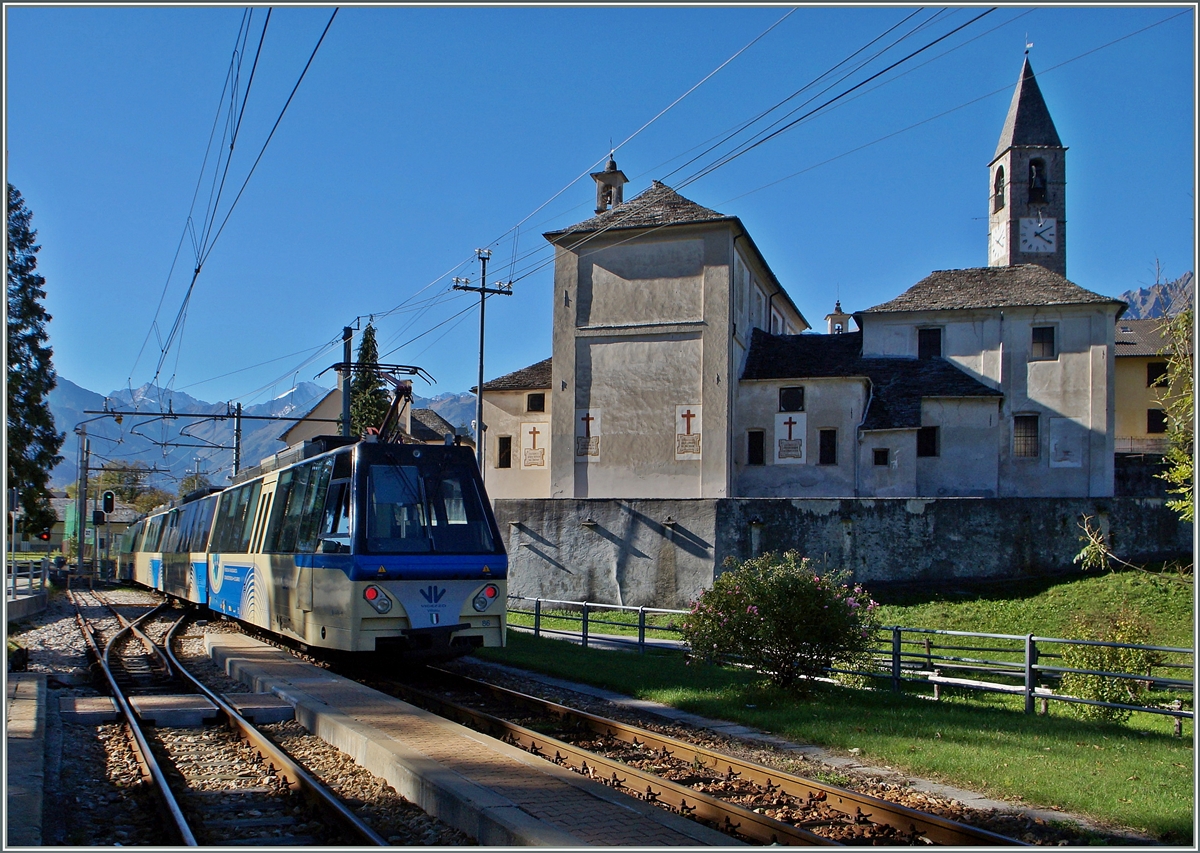 Der SSIF Treno Panoramico verlässt Trontano Richtung Domodossola. 
24. Okt. 2014